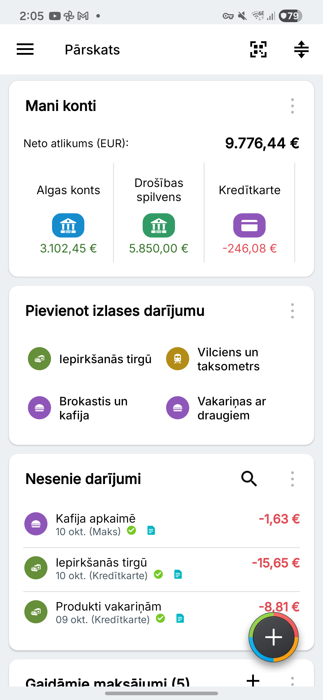 Expense IQ pārskats ar izdomātiem norēķinu, uzkrājumu un kredītkaršu kontiem